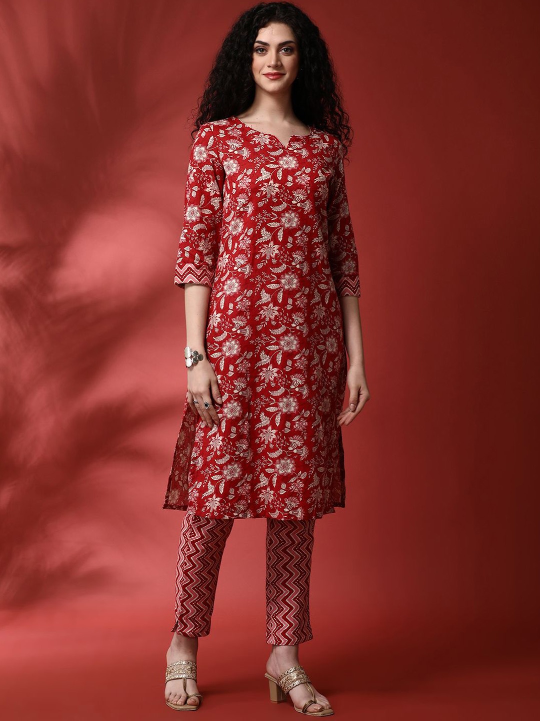 

Anouk Floral Printed Round Notch Neck Straight Kurta With Trousers & Dupatta, Red