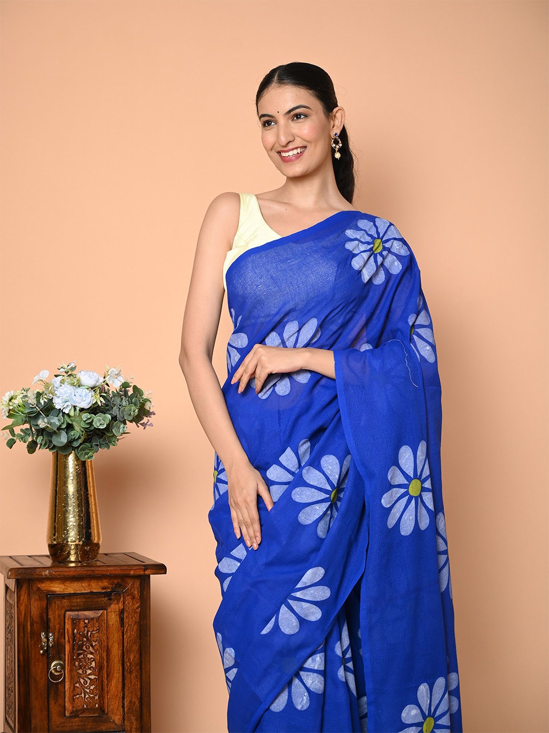 

BEATITUDE Floral Pure Cotton Saree, Blue