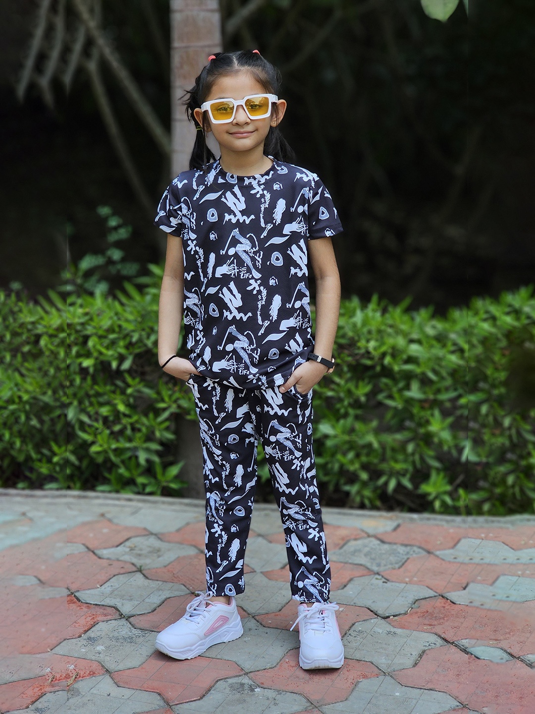 

Emblica Unisex Kids Printed T-shirt with Trousers, Black