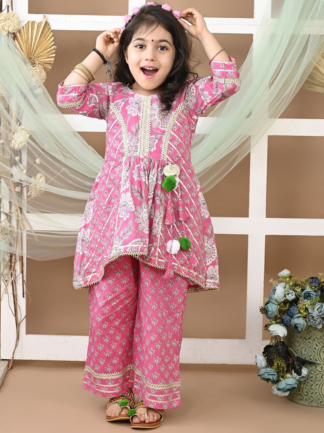 

LIL PITAARA Girls Floral Printed Regular Gotta Patti Pure Cotton Anarkali Kurta & Palazzos, Pink