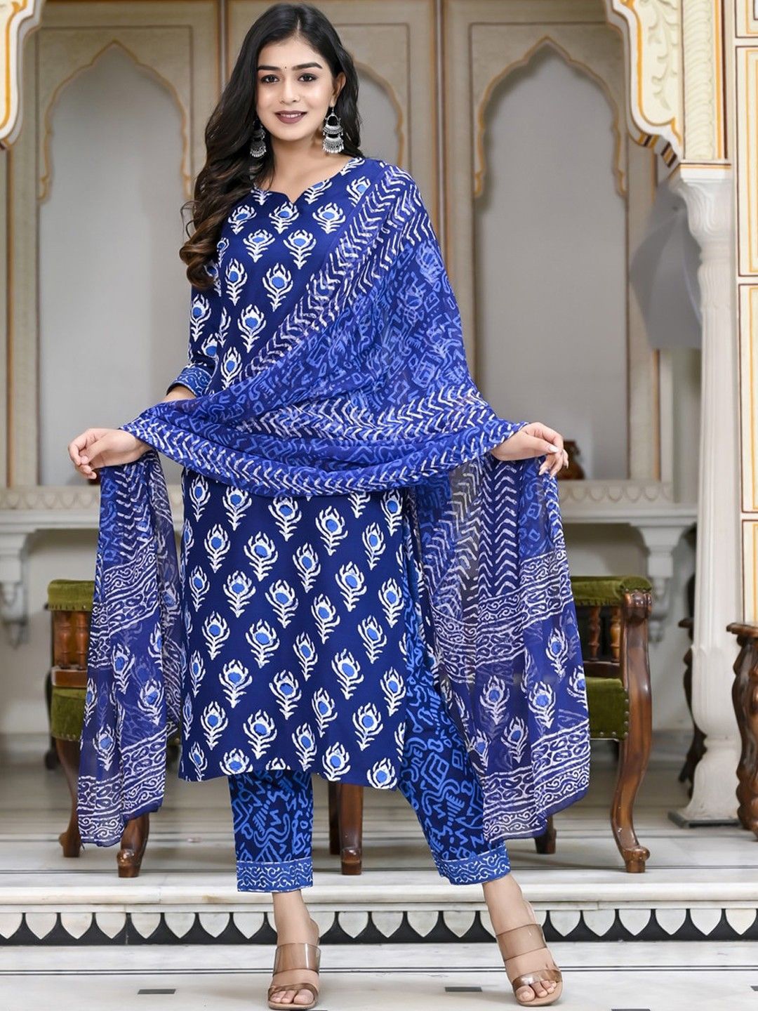 

GoSriKi Ethnic Motifs Printed Regular Straight Kurta with Trousers & Dupatta, Blue