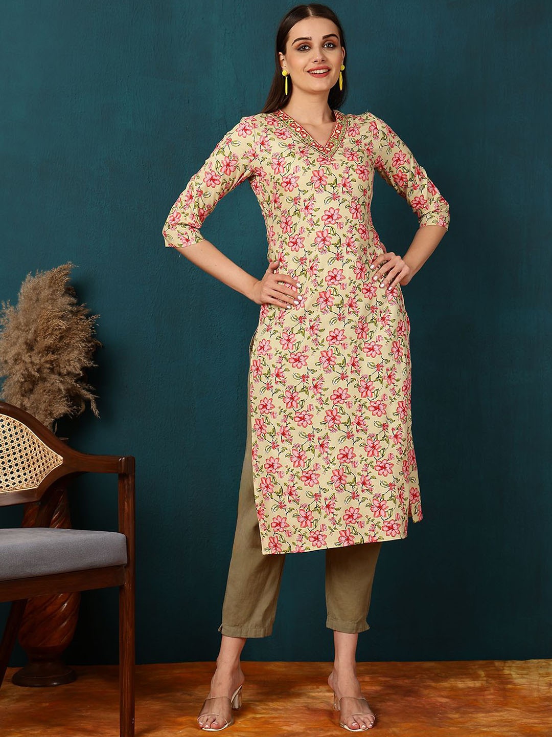 

KIMAYRA Floral Printed Straight Kurta, Yellow