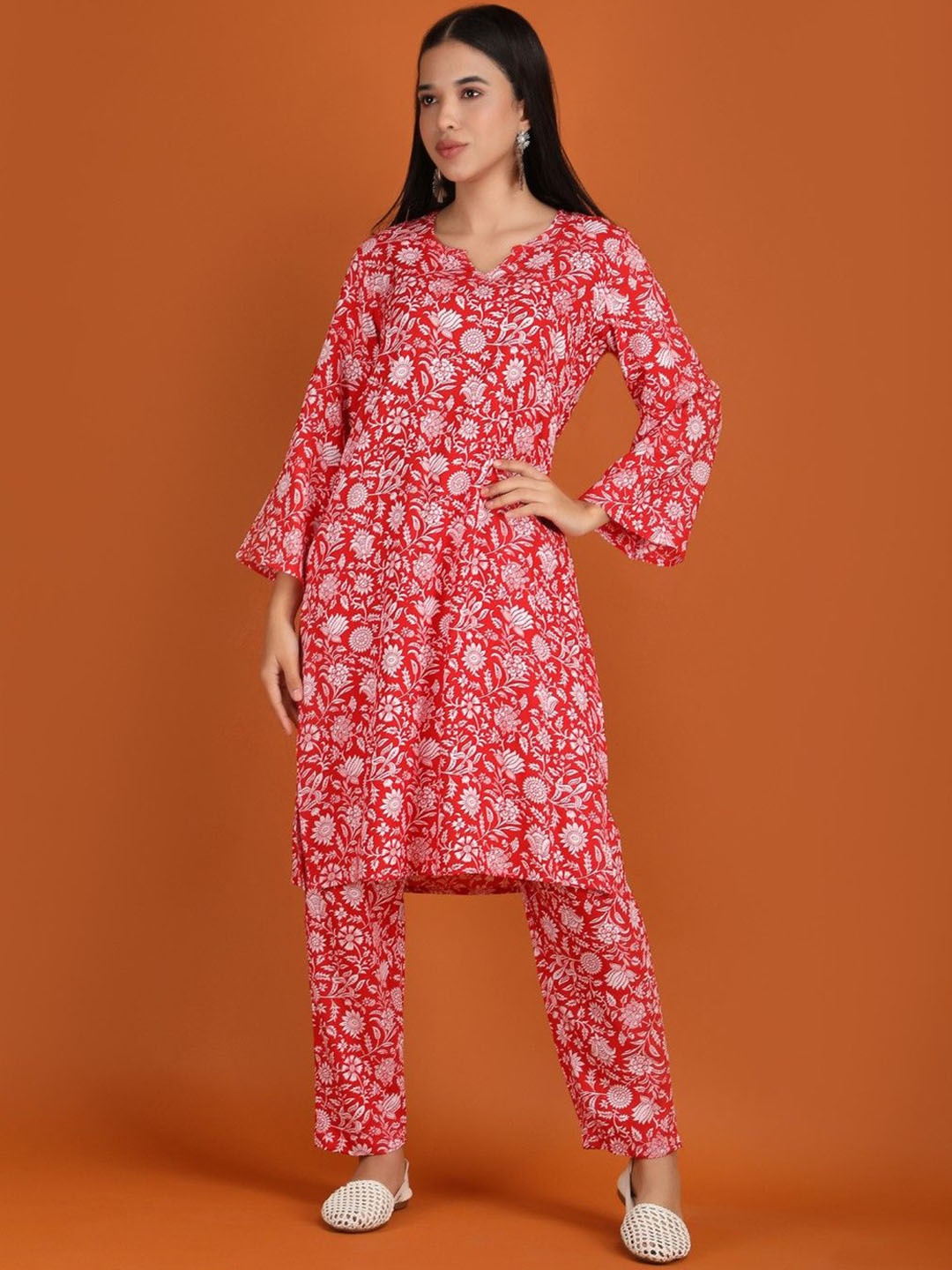 

MANOJAVA Floral Printed Straight Pure Cotton Kurta with Trousers, Red