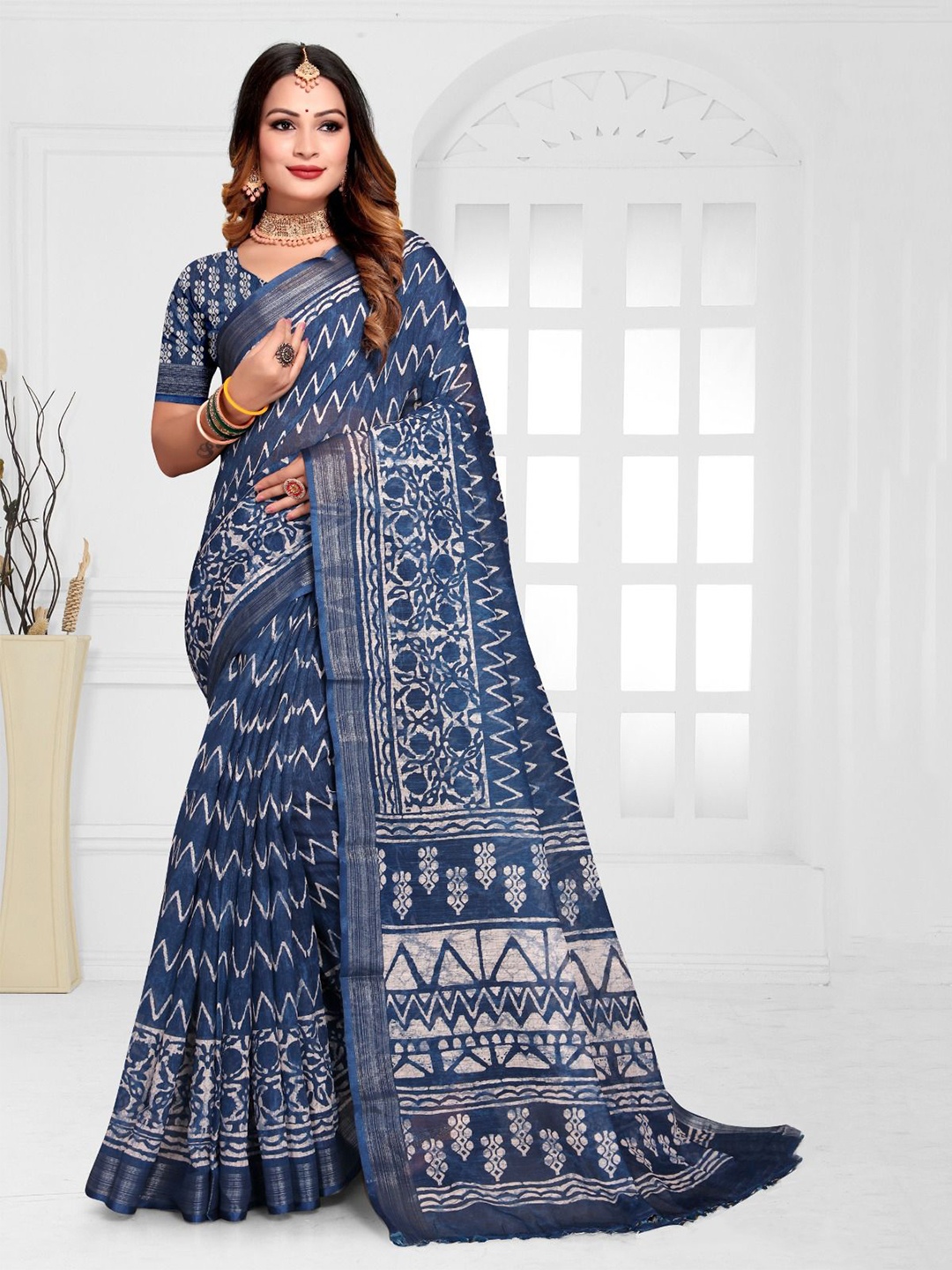 

Fevinaa Ajrak Block Zari Linen Blend Block Print Saree, Blue