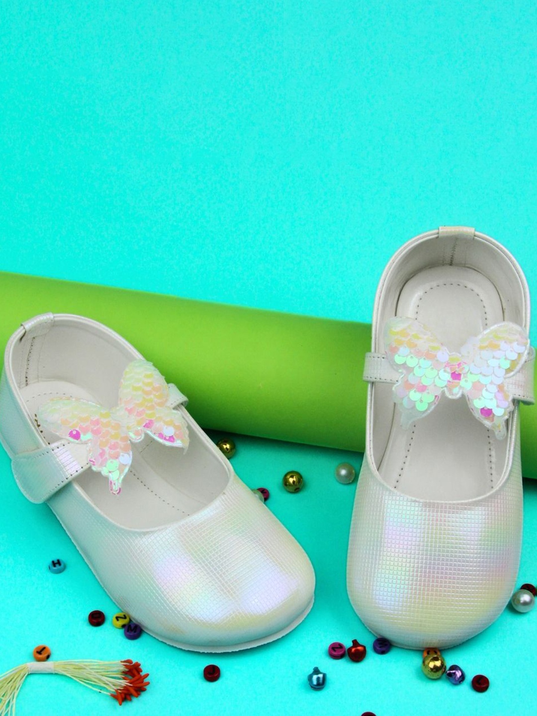 

NESKA MODA Girls Ballerinas with Bows Flats, White