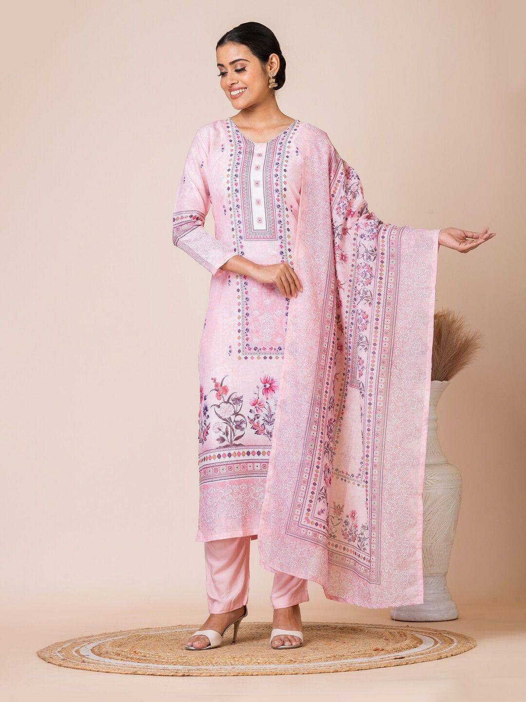 

SARSO Ethnic Motifs Printed V-Neck Straight Kurta, Pink