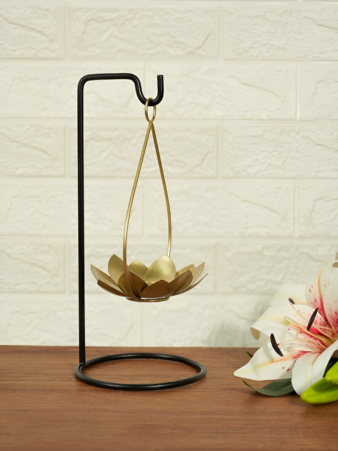 

Living scapes by Pantaloons Gold-Toned & Black Floral Candle Holder