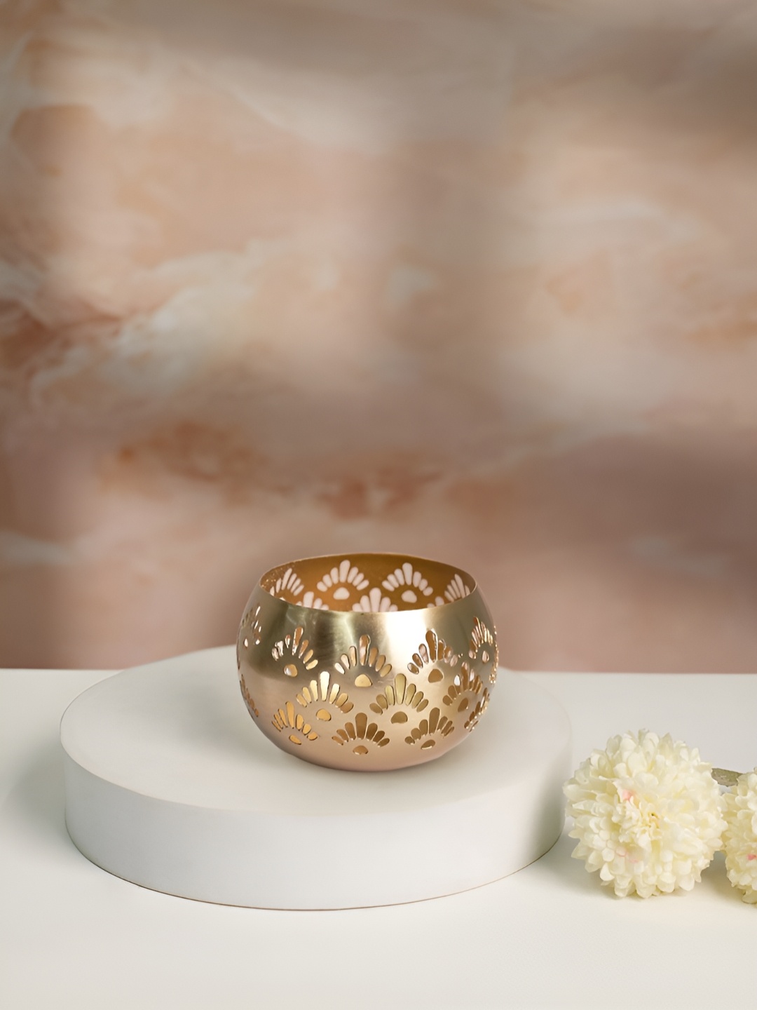 

Living scapes by Pantaloons Gold-Toned Textured Candle Holder