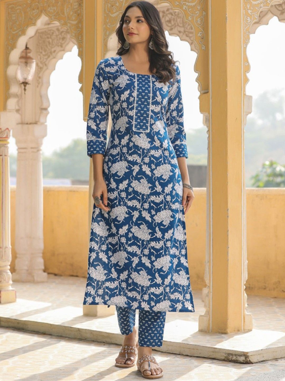 

GoSriKi Floral Printed Round Neck Straight Kurta With Trousers, Blue