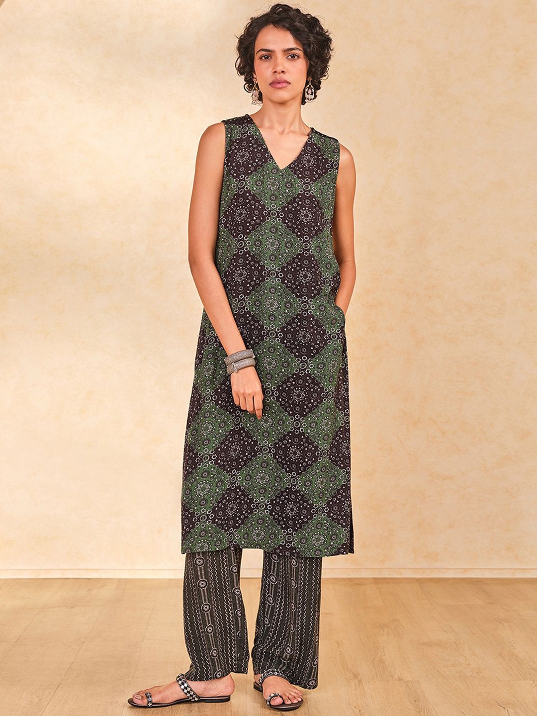 

Global Desi Floral Printed V-Neck Kurta With Trousers, Green