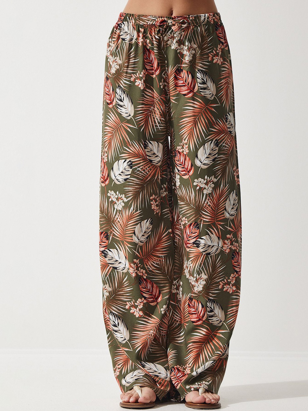 

Happiness istanbul Women Floral Printed Trousers, Na