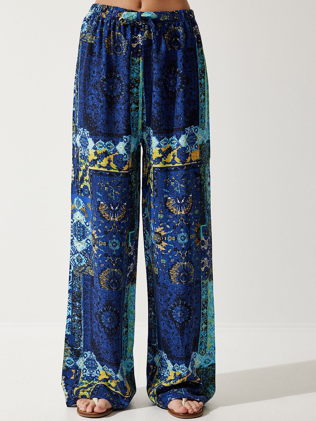 

Happiness istanbul Women Floral Printed High-Rise Trousers, Navy blue