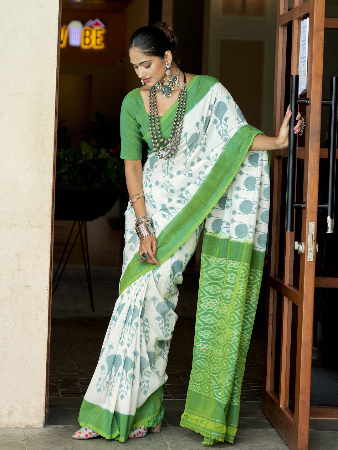 

CHUDIYA Batik Pure Cotton Saree, White
