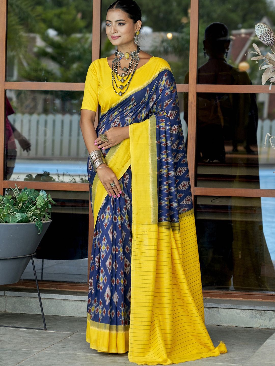 

CHUDIYA Ethnic Motifs Printed Pure Cotton Saree, Navy blue