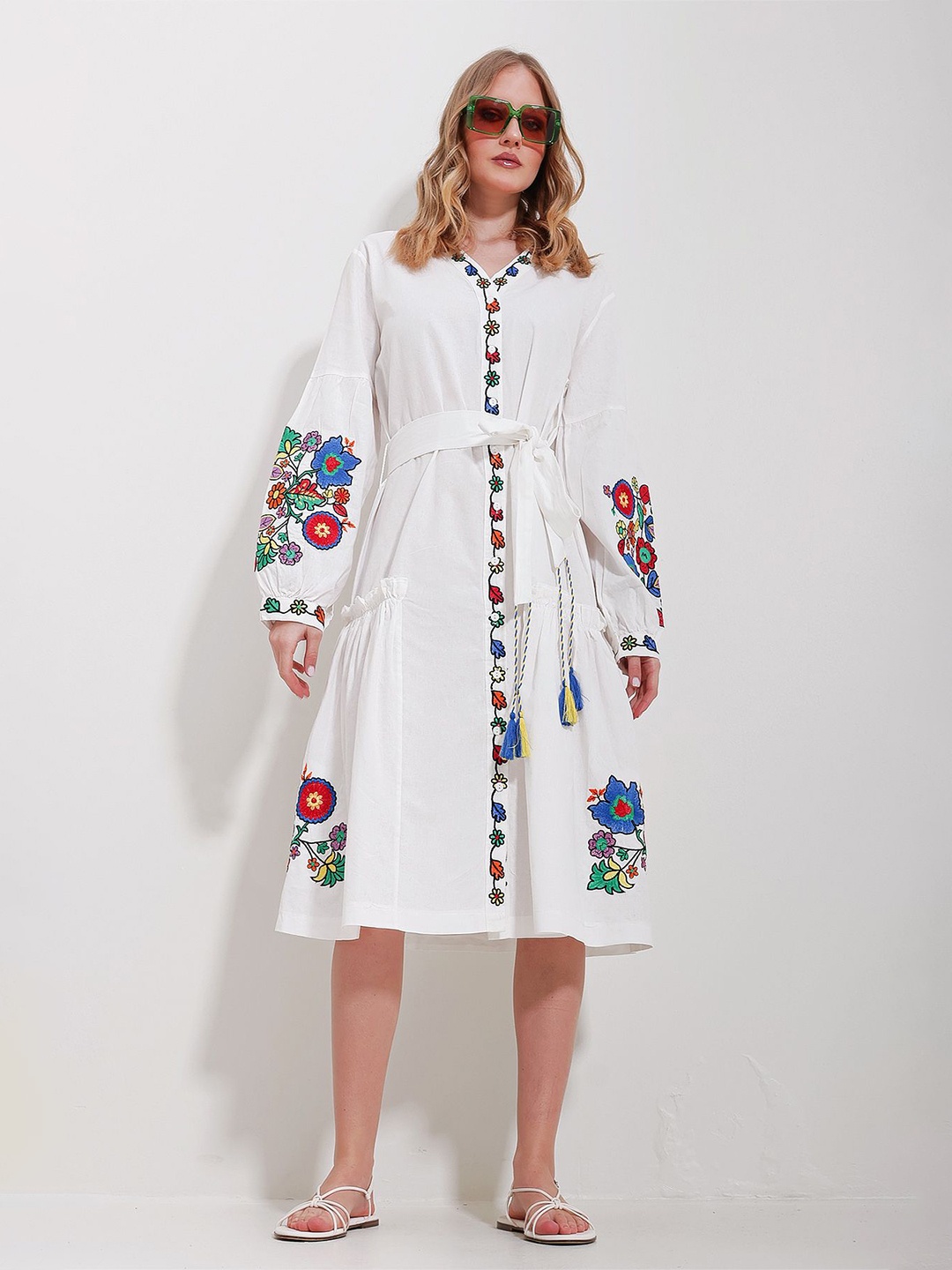 

Trend Alacati stili Floral Embroidered A-Line Dress, White