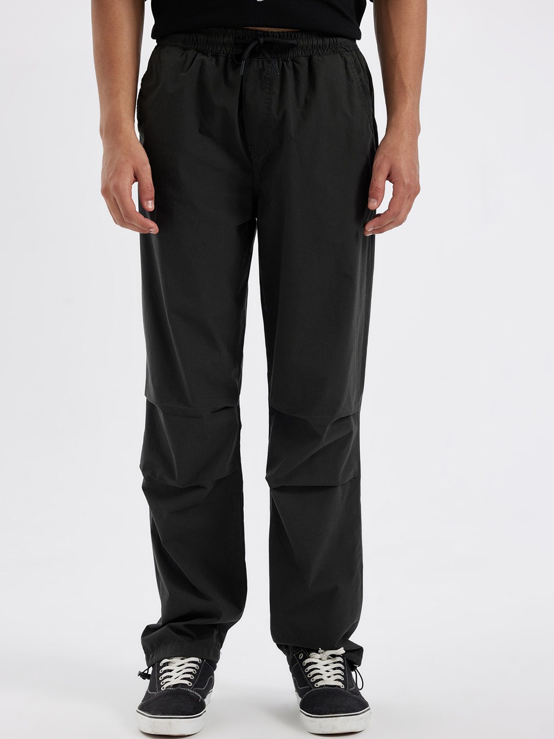 

DeFacto Men Mid-Rise Regular Trousers, Black