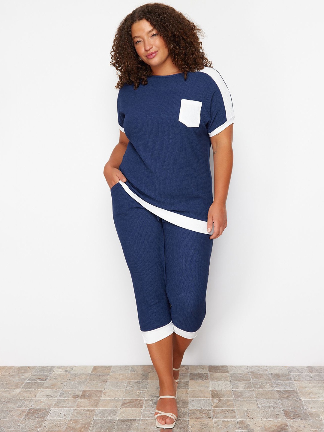 

Trendyol Plus Size Self Design Short Sleeves Top With Capris, Navy blue