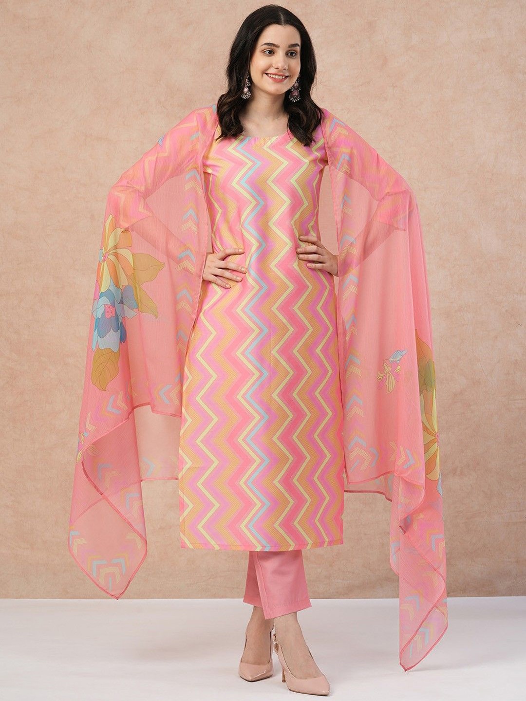 

GoSriKi Printed Straight Kurta with Trousers & Dupatta, Pink