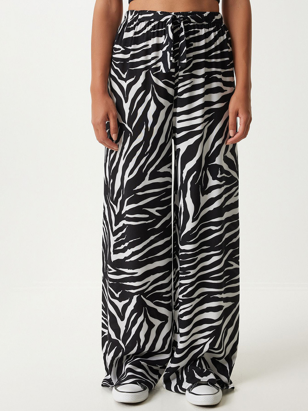 

Happiness istanbul Women Loose Fit Abstract Parallel Trousers, Black