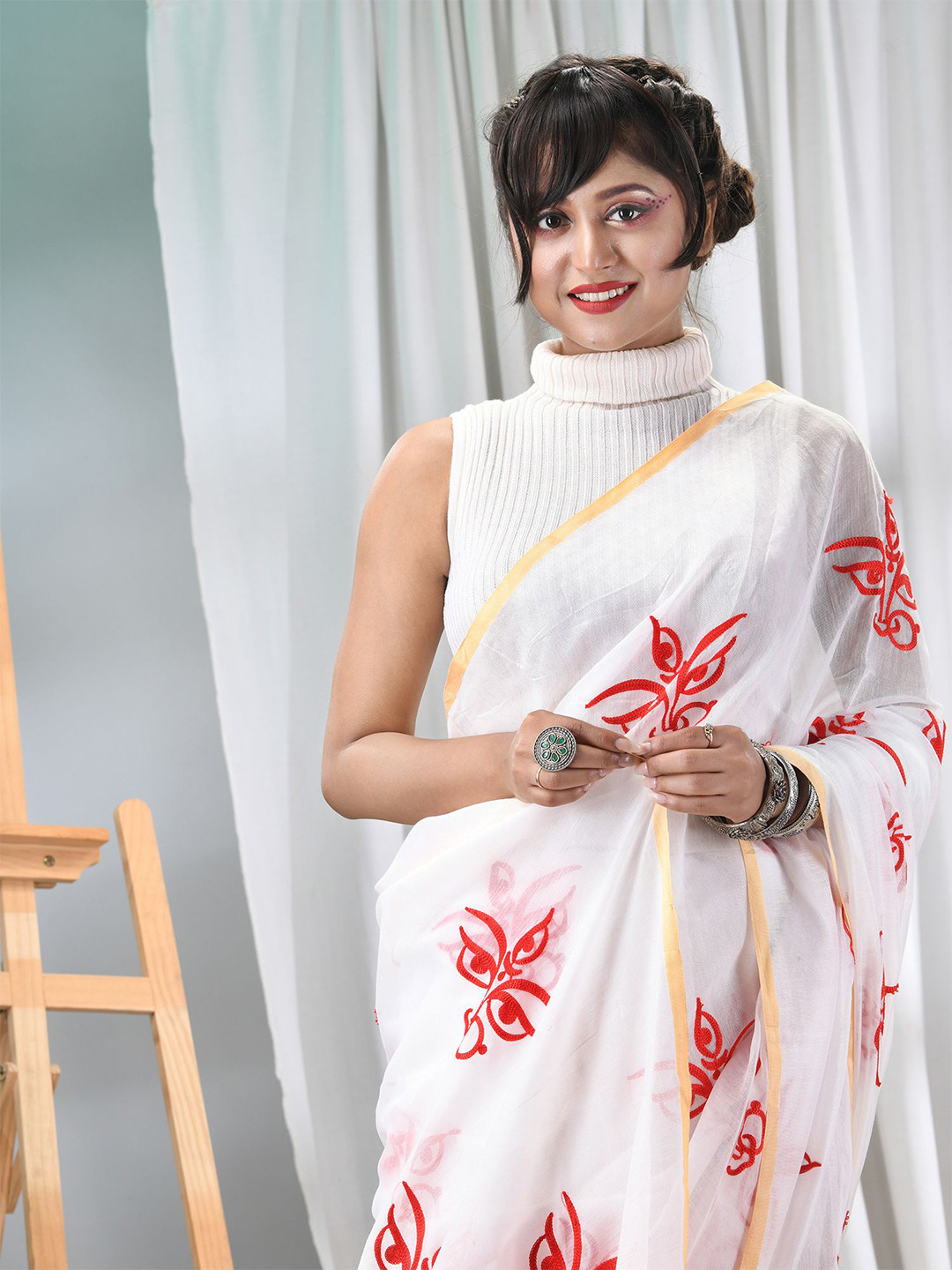 

TANTLOOM Embroidered Abstract Printed Saree, White