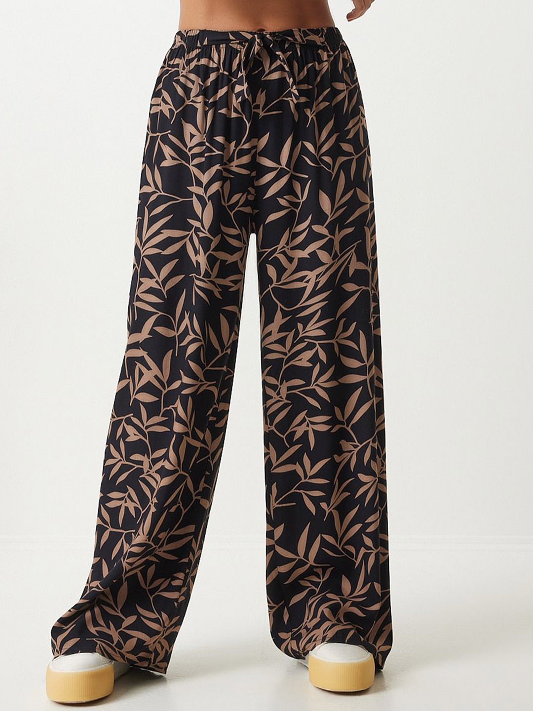 

Happiness istanbul Women Printed Loose Fit Parallel Trousers, Black