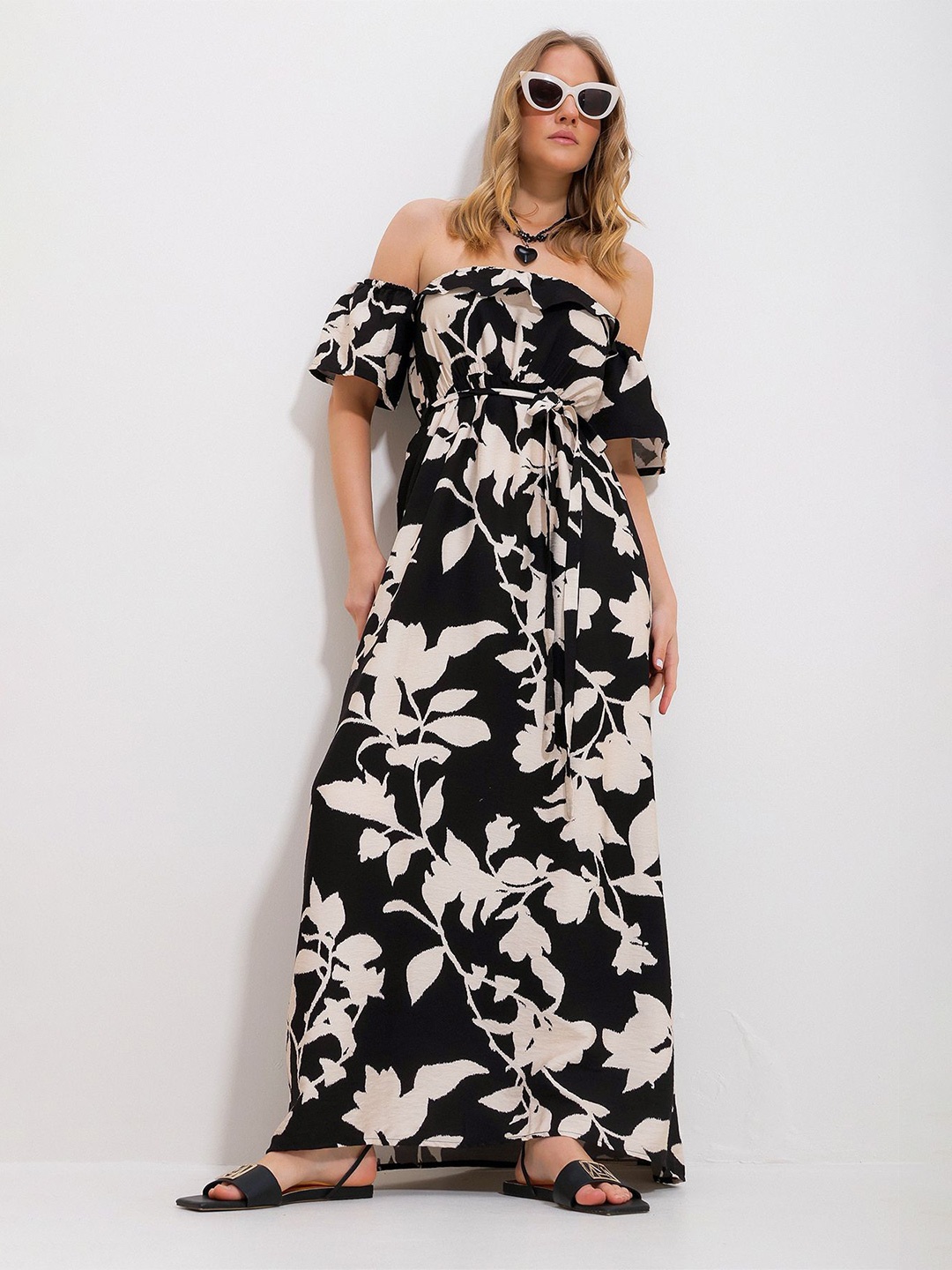

Trend Alacati stili Floral Printed Off-Shoulder Maxi Dress, Black