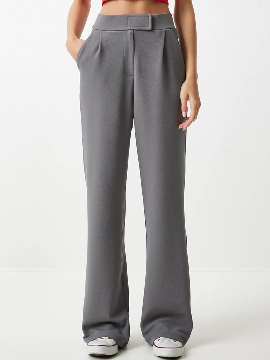 

Happiness istanbul Women Solid Pleated Parallel Trousers, Grey