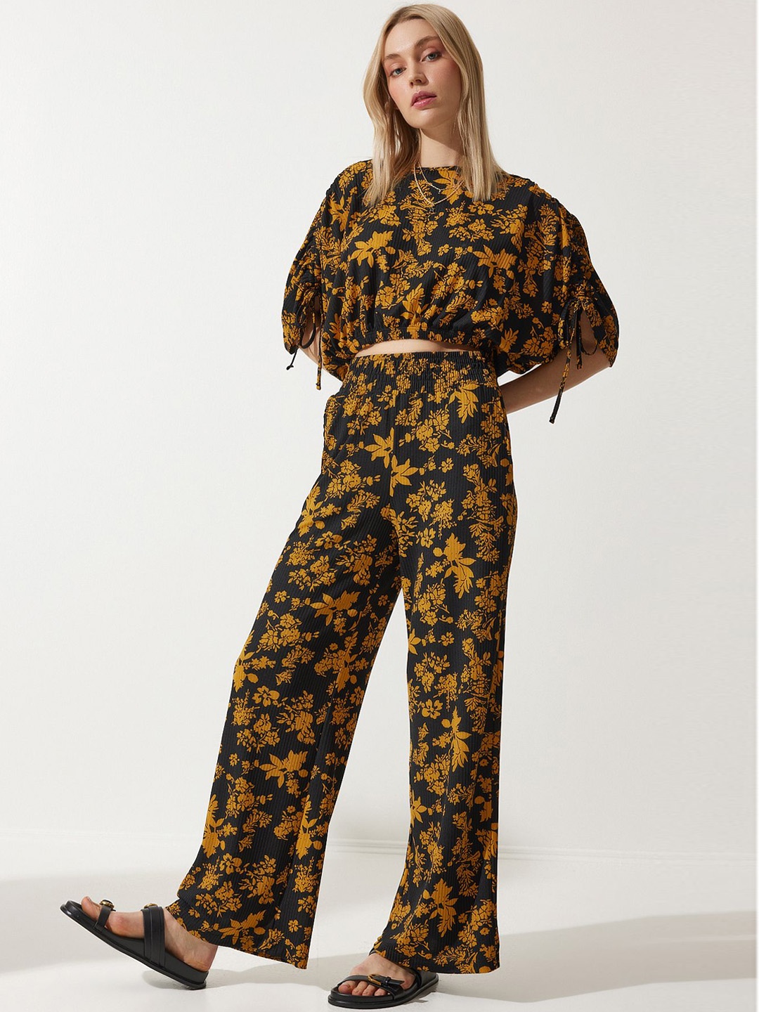 

Happiness istanbul Printed Boat Neck Top With Trousers, Black
