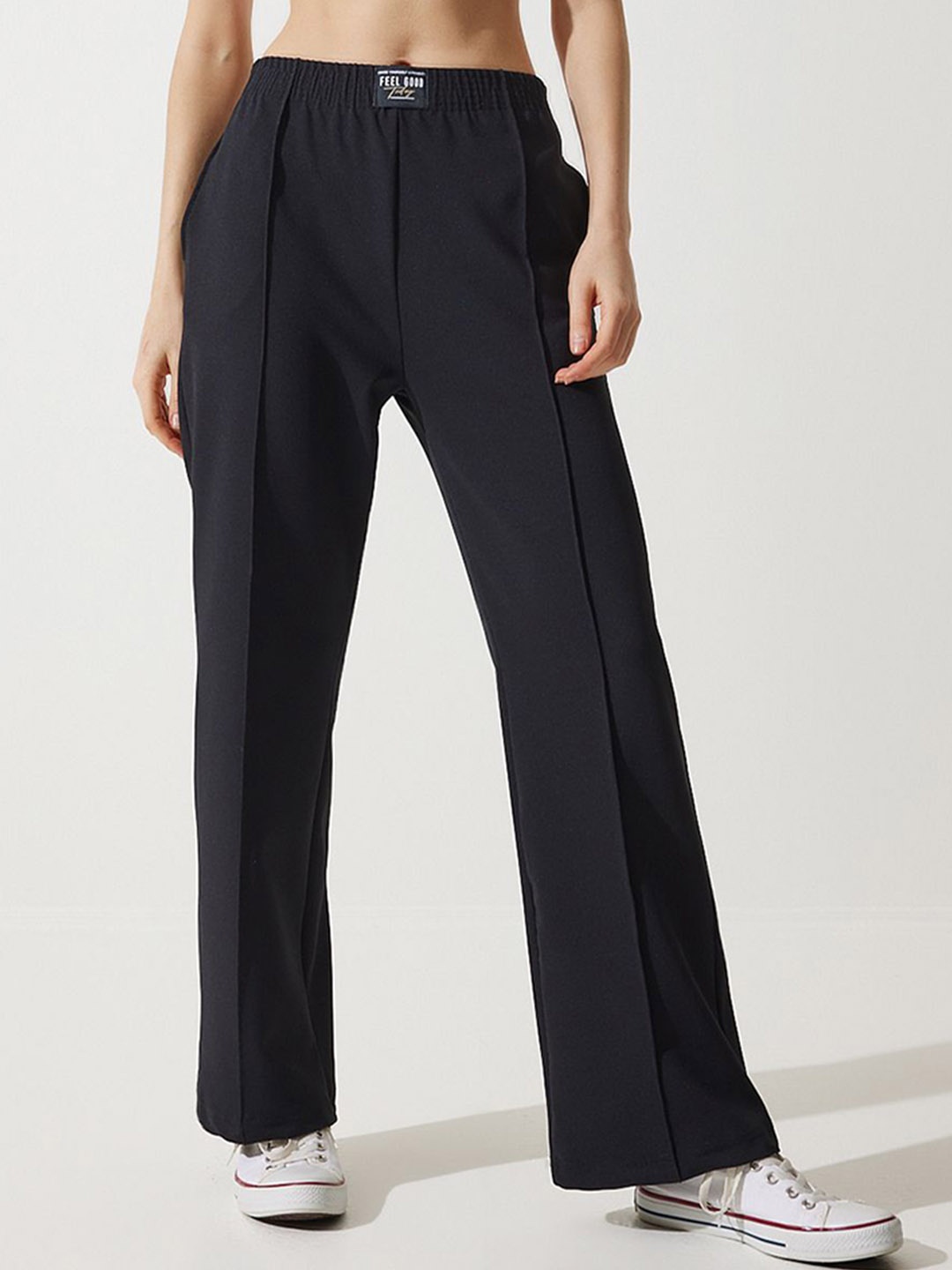 

Happiness istanbul Women Solid Mid-Rise Trousers, Black