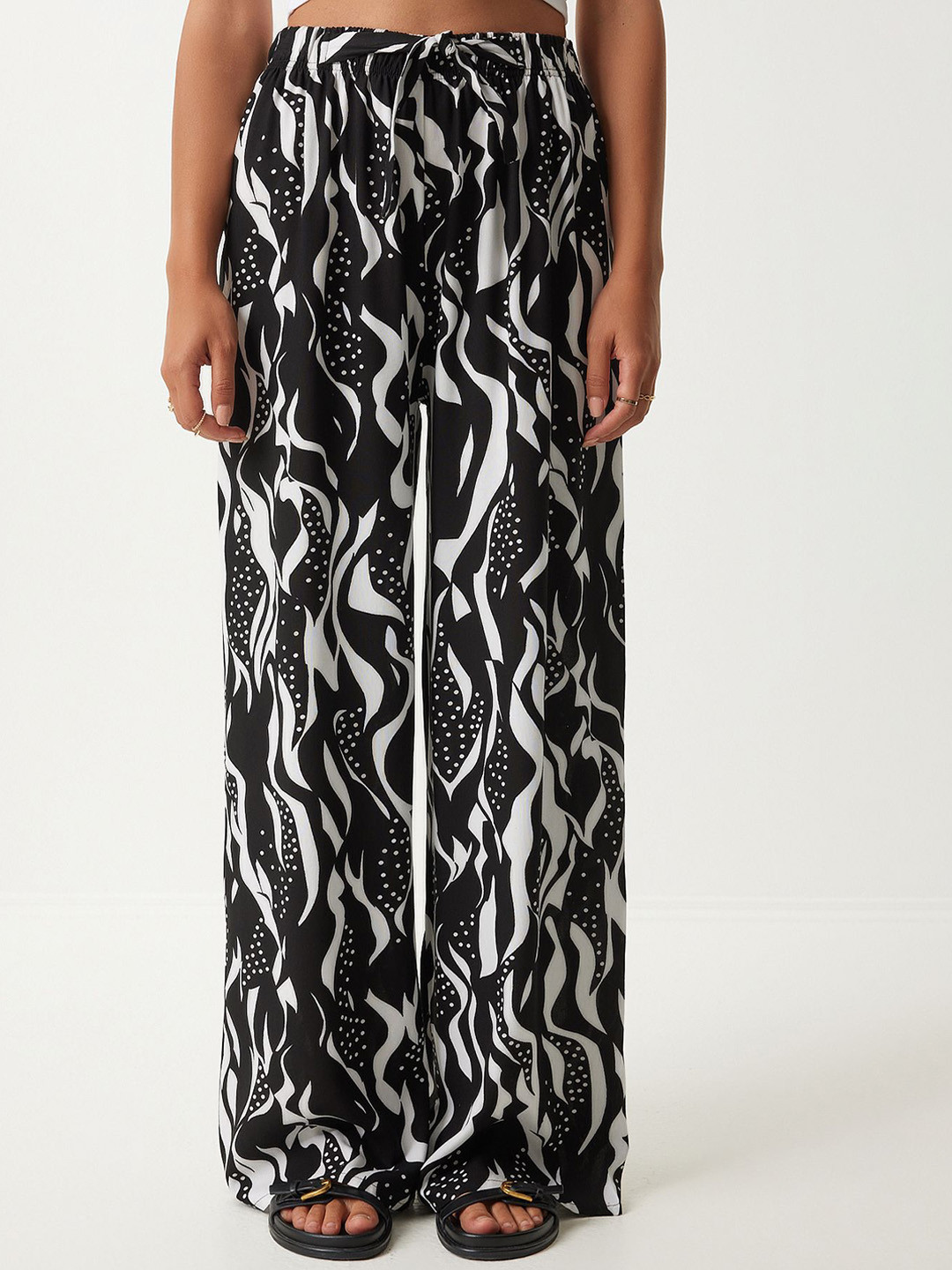 

Happiness istanbul Women Printed High-Rise Trousers, Black