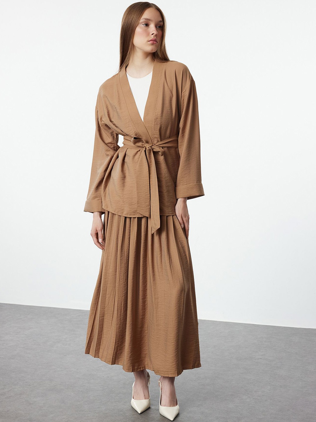 

Trendyol Shawl Neck Top With Skirt, Camel brown