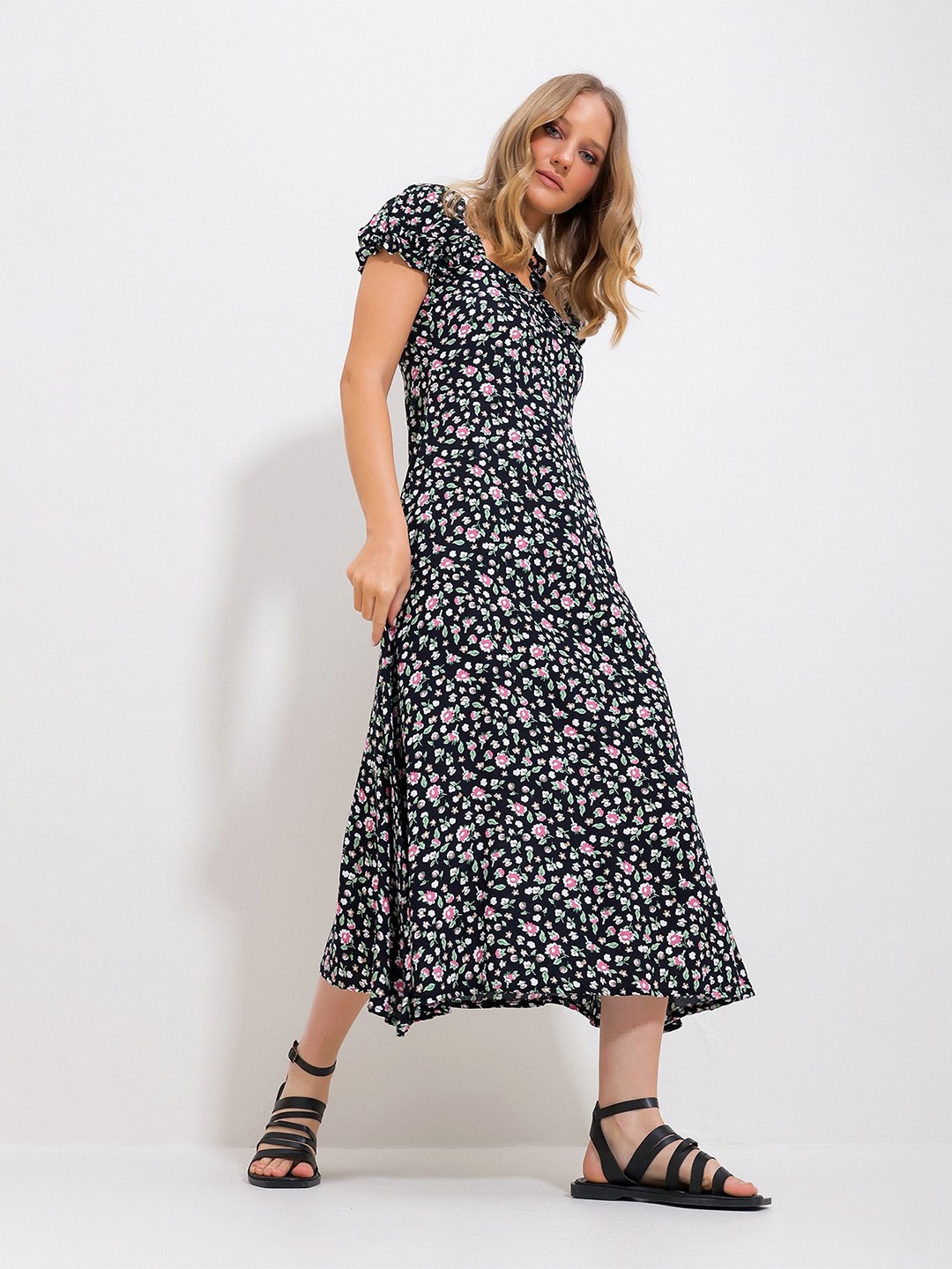 

Trend Alacati stili Floral Printed Fit & Flare Midi Dress, Black