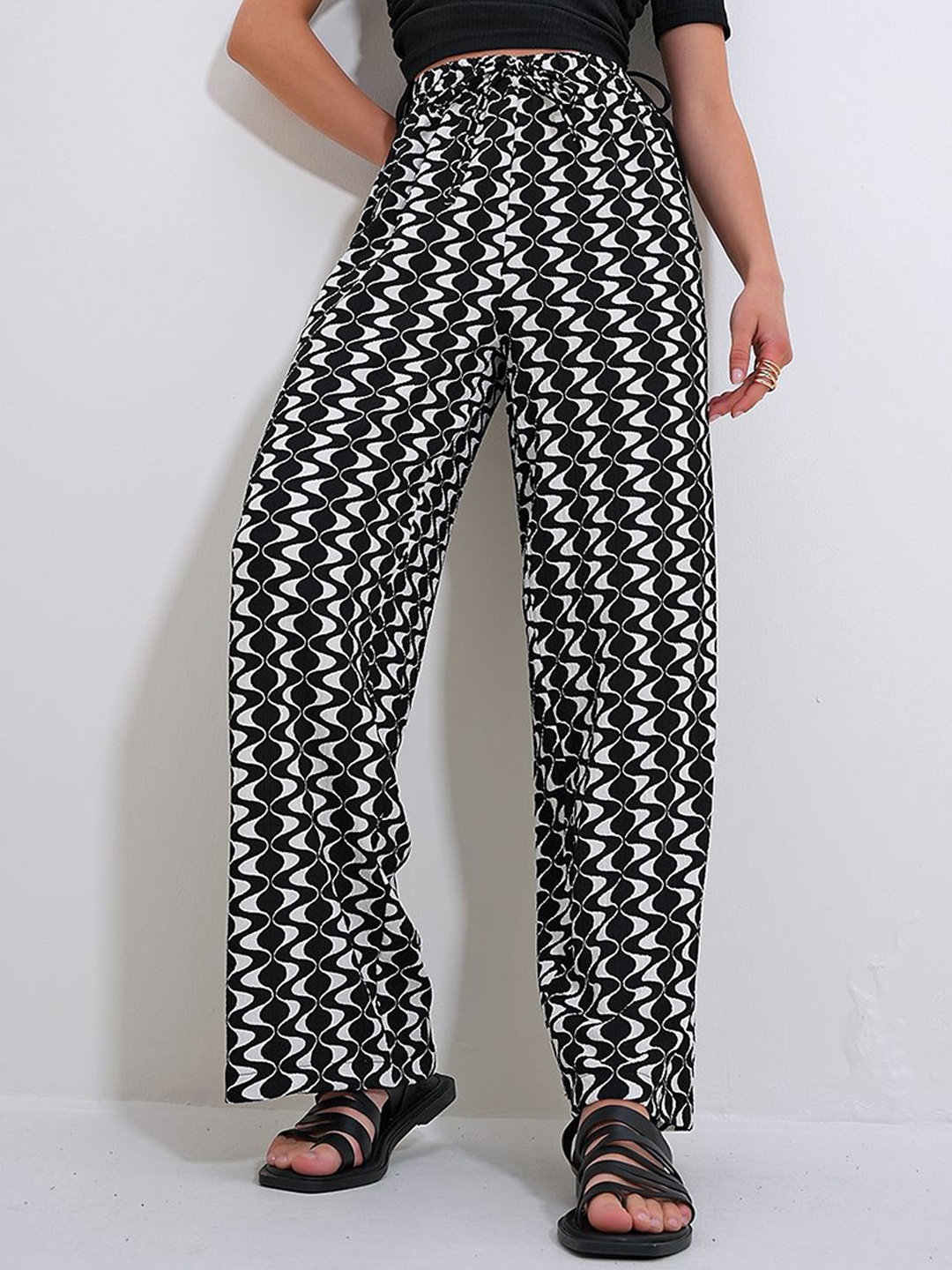 

Trend Alacati stili Women Abstract Printed Parallel Trousers, Black