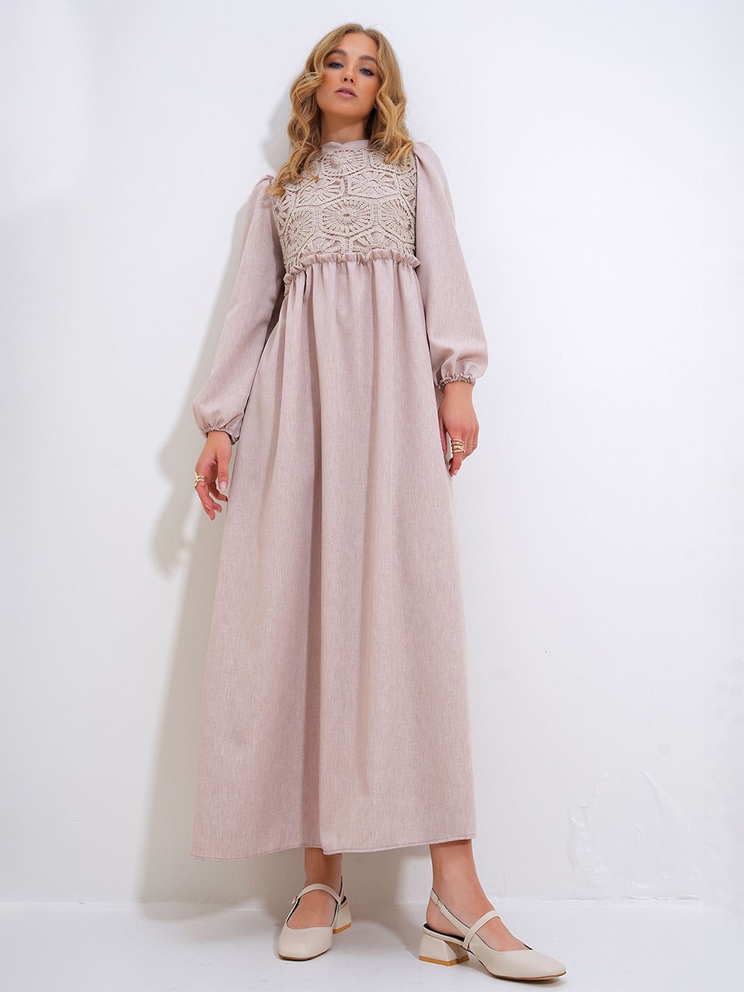 

Trend Alacati stili Cuffed Sleeves Maxi Dress, Beige