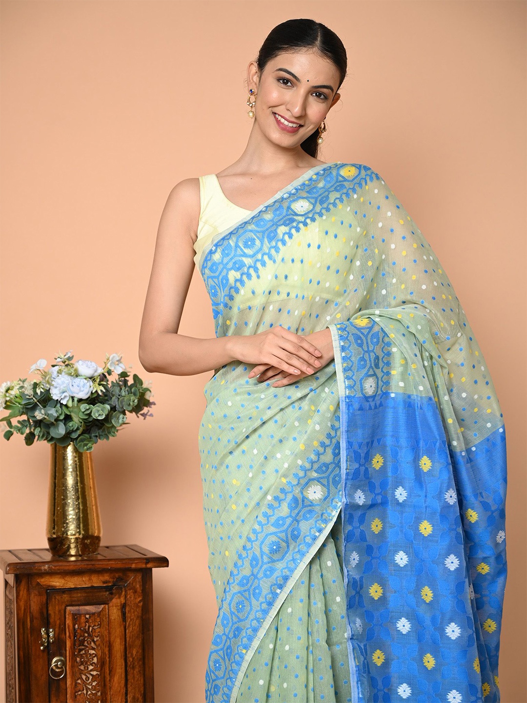 

BEATITUDE Woven Design Pure Cotton Saree, Green