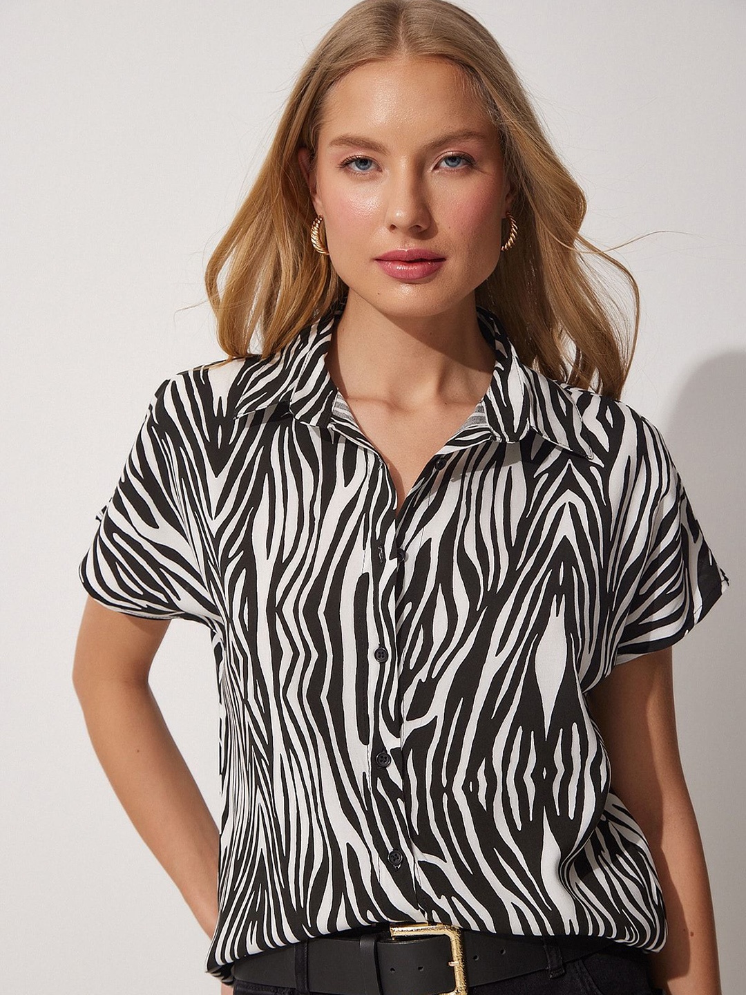 

Happiness istanbul Women Opaque Striped Casual Shirt, Na