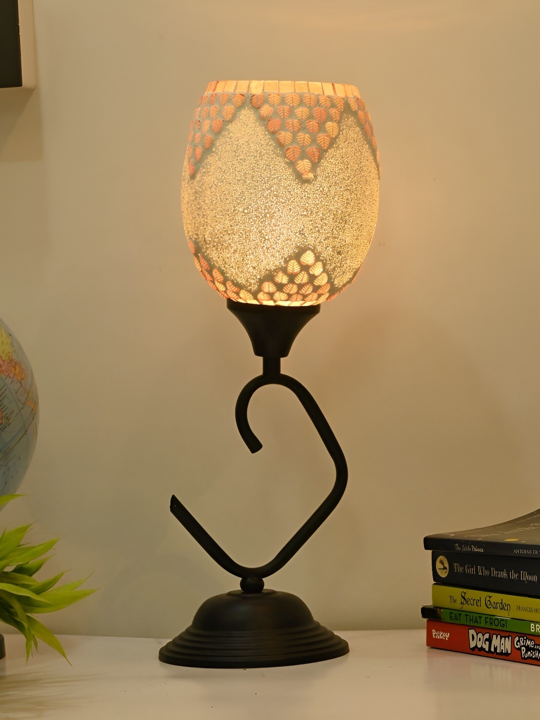 

Afast White & Black Textured Traditional Bell Shaped Glass Table Lamp With Adjustable Cord