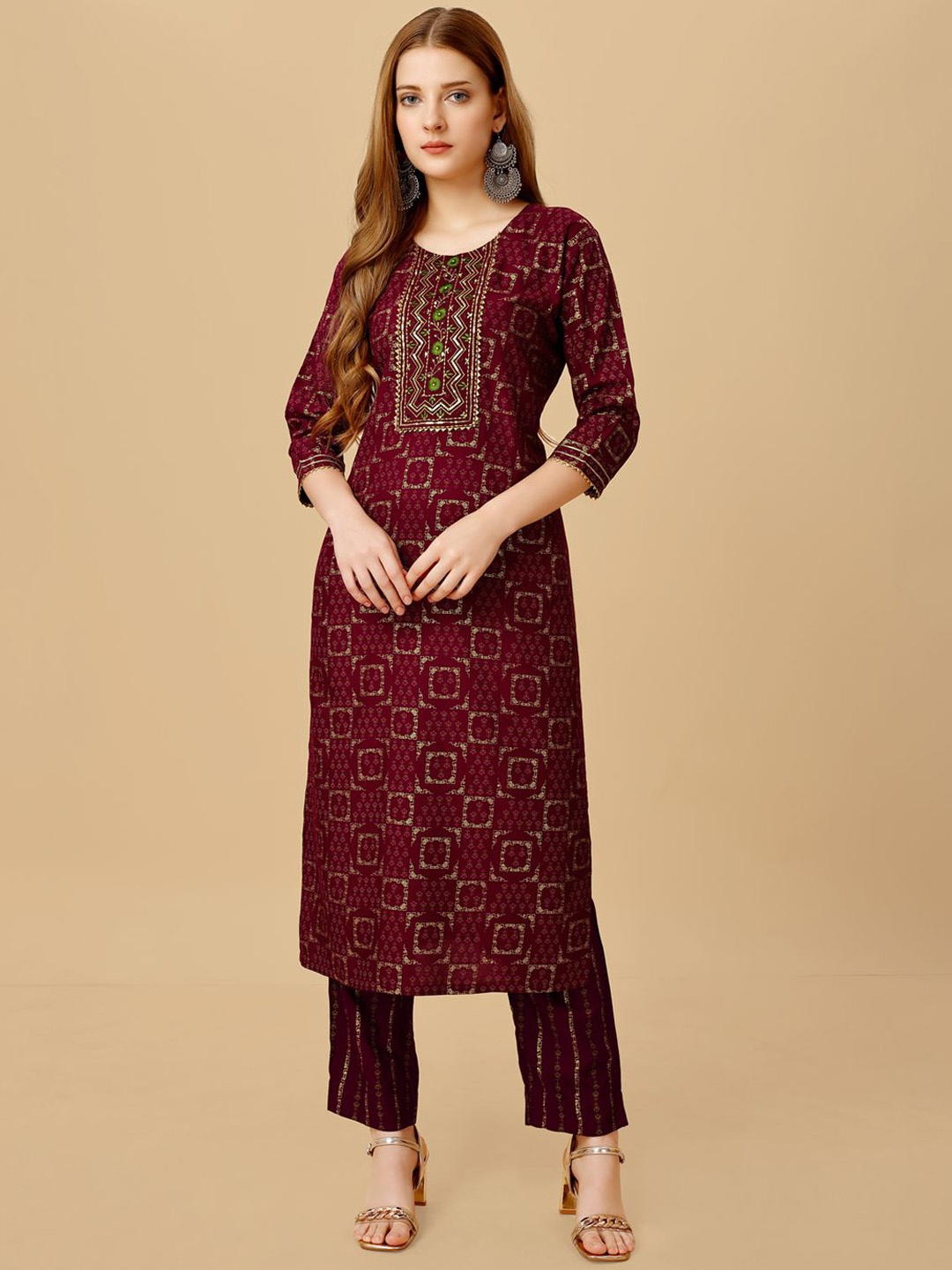 

WILNERCROWN Paisley Embroidered Straight Kurta with Trousers, Maroon