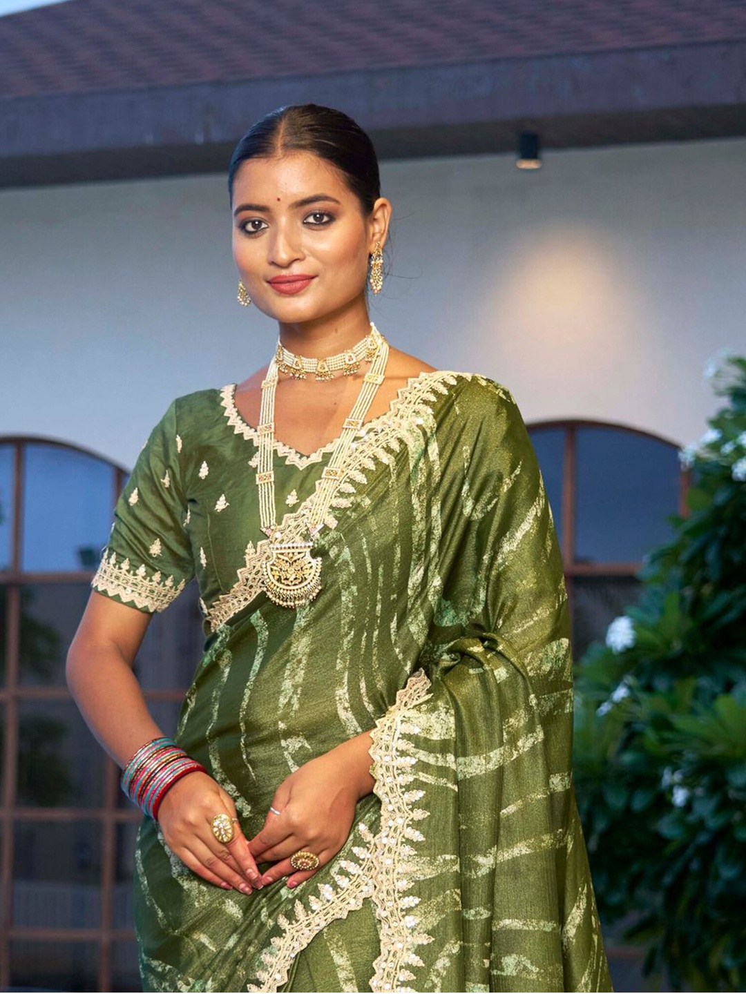 

CHUDIYA Sequinned Pure Chiffon Fusion Saree, Green