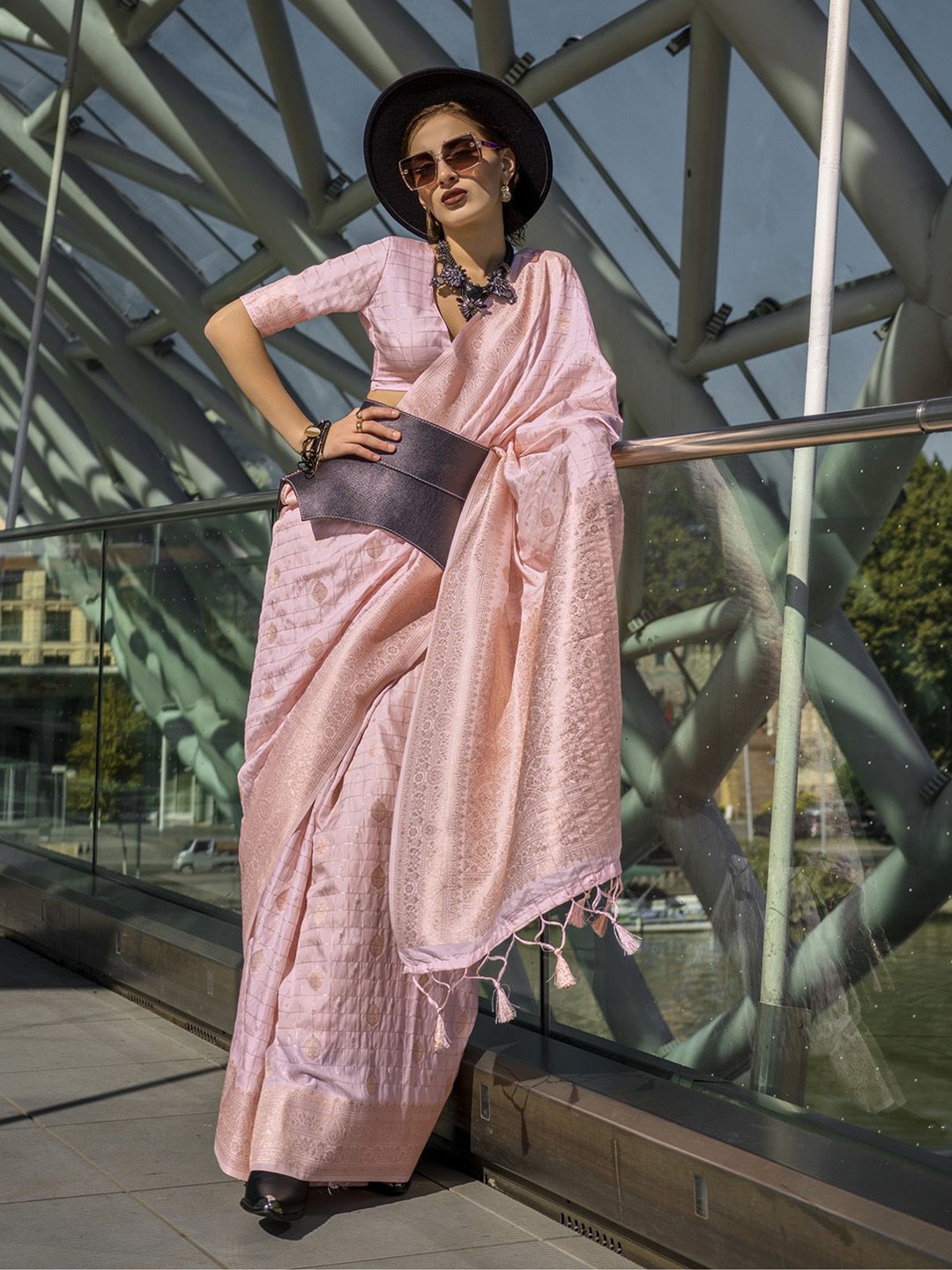 

elora Checked Zari Silk Blend Designer Saree, Pink