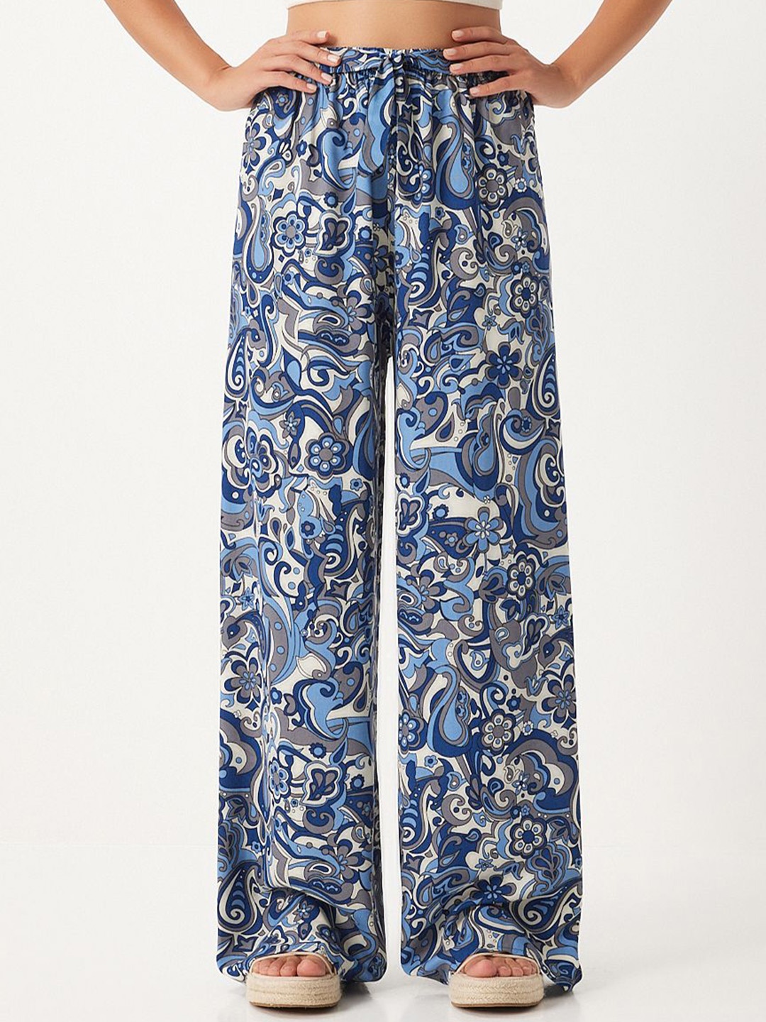 

Happiness istanbul Women Floral Printed High-Rise Trousers, Blue