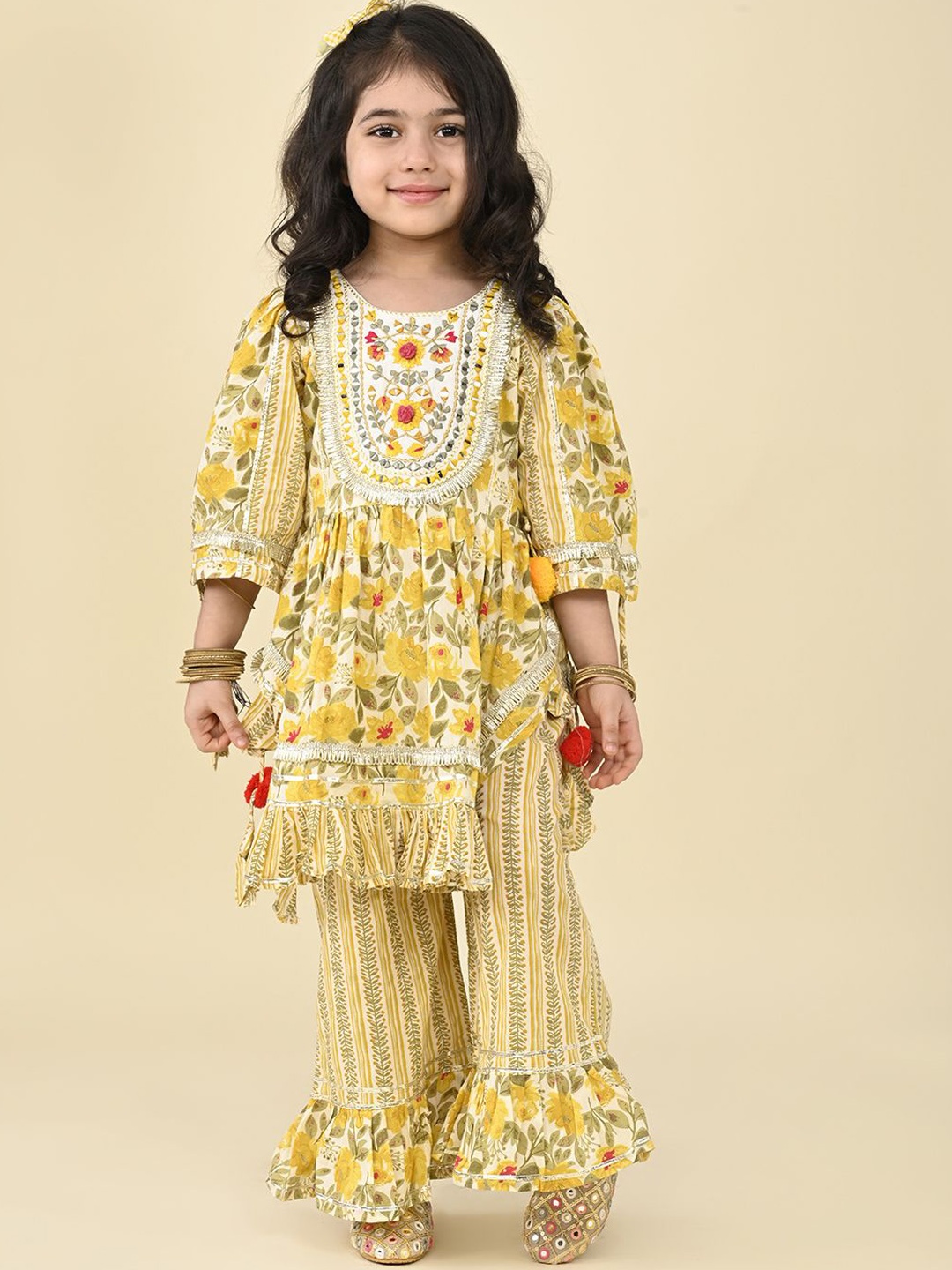 

LIL PITAARA Girls Floral Printed Regular Gotta Patti Pure Cotton Kurta with Palazzos, Yellow