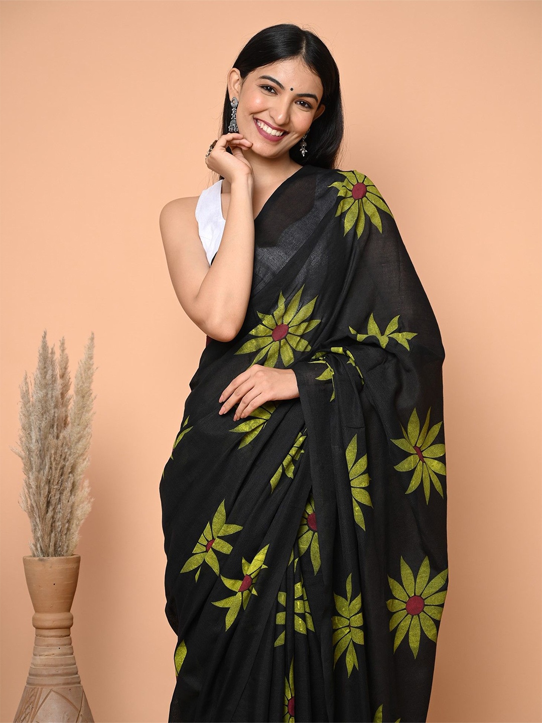 

BEATITUDE Floral Pure Cotton Saree, Black