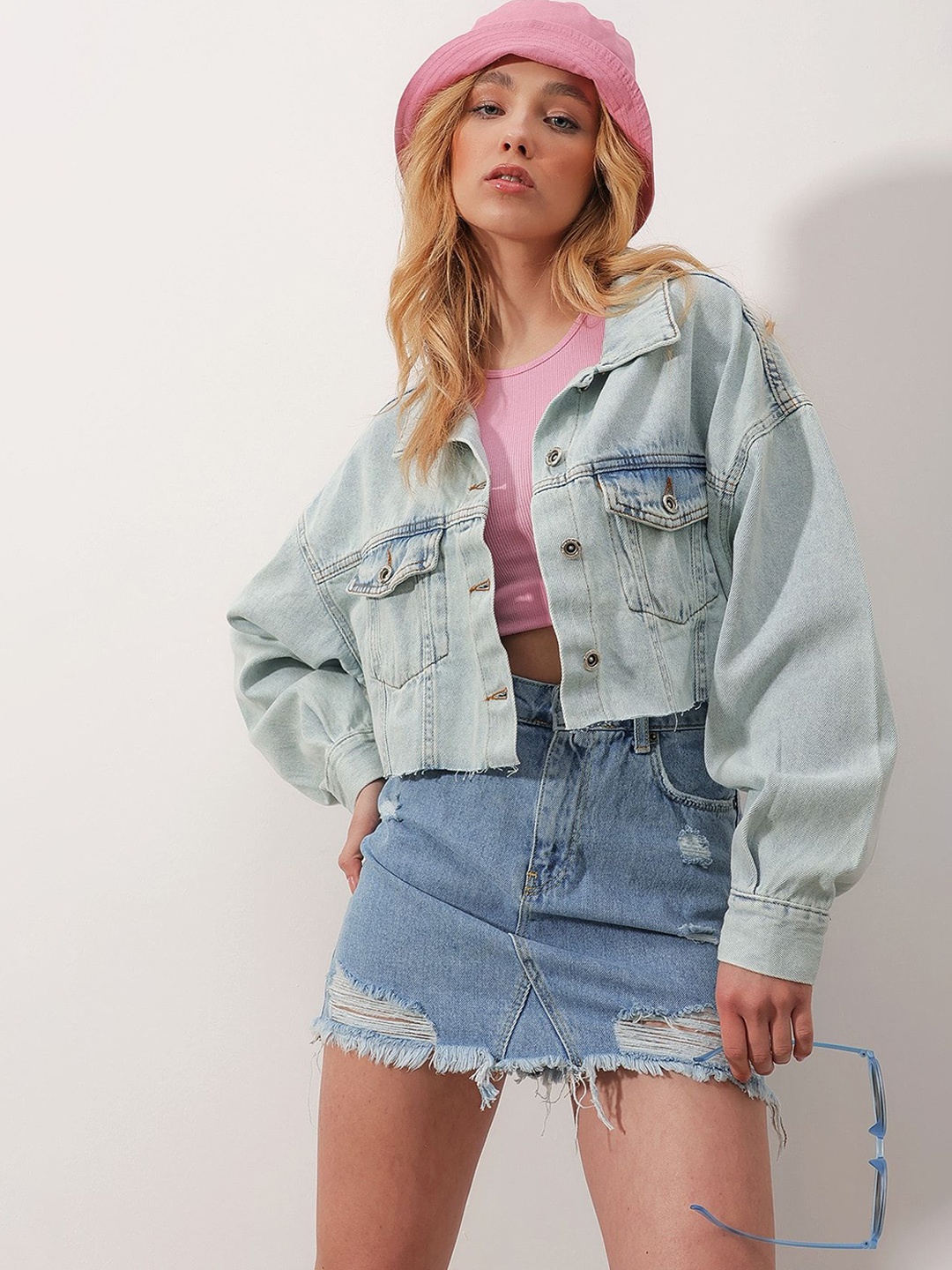 

Trend Alacati stili Women Washed Crop Denim Jacket with Embroidered, Na