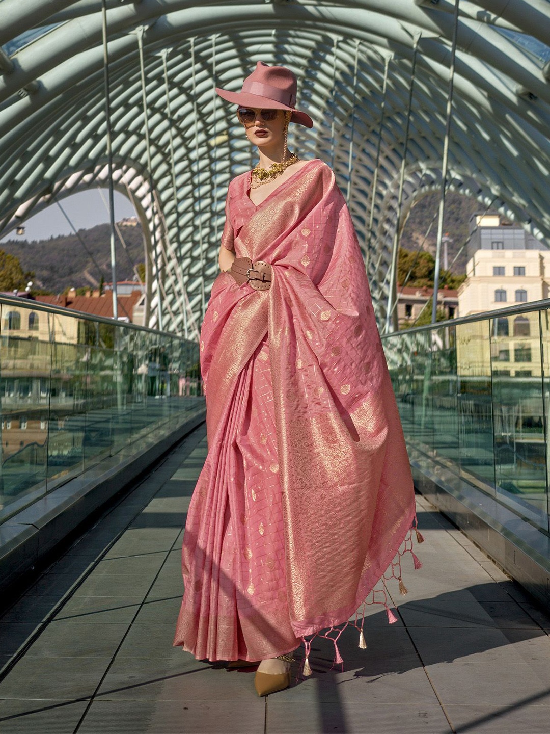 

elora Woven Design Zari Silk Blend Saree, Pink