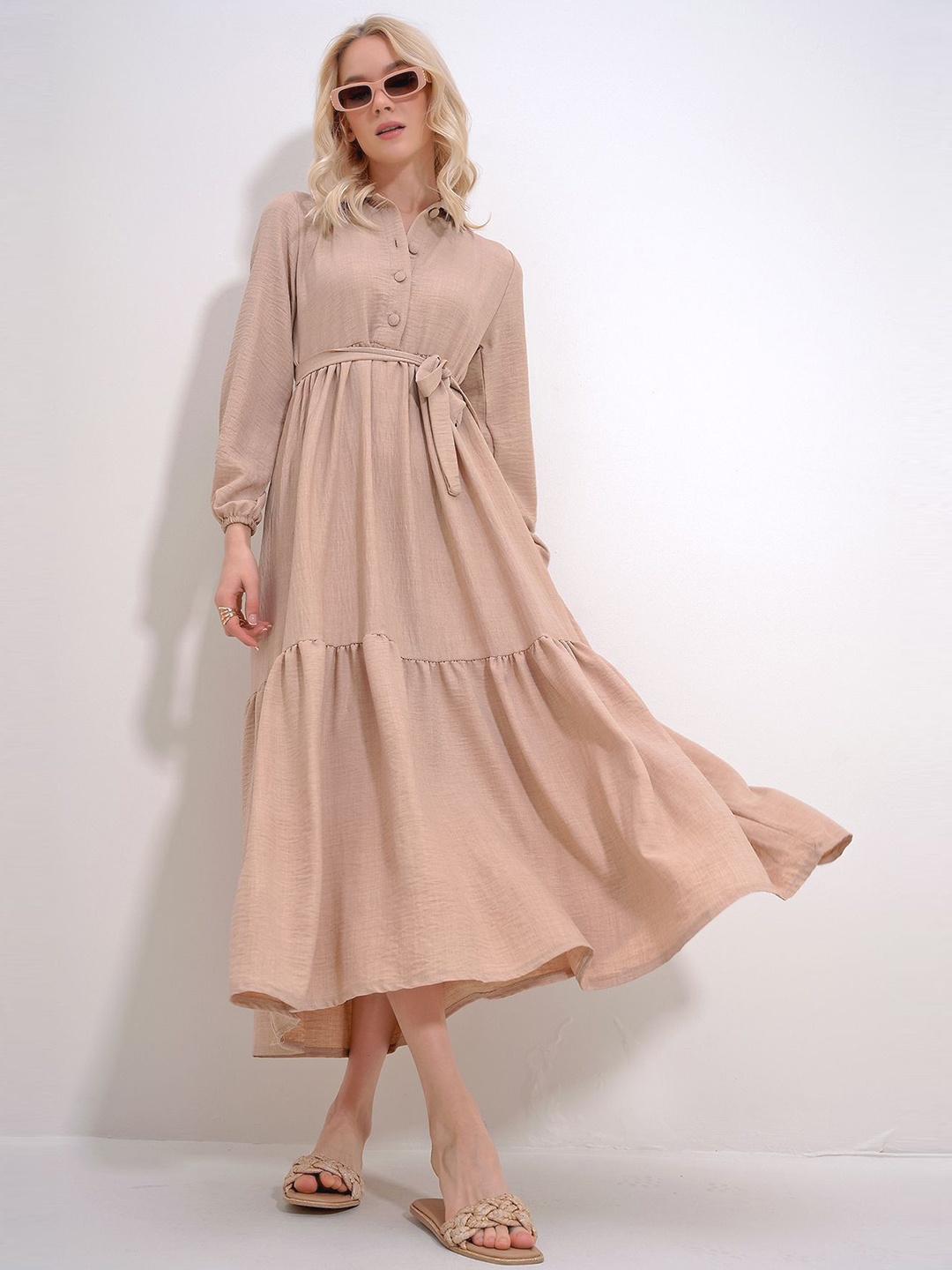 

Trend Alacati stili Cuffed Sleeves Fit and Flare Midi Dress, Beige