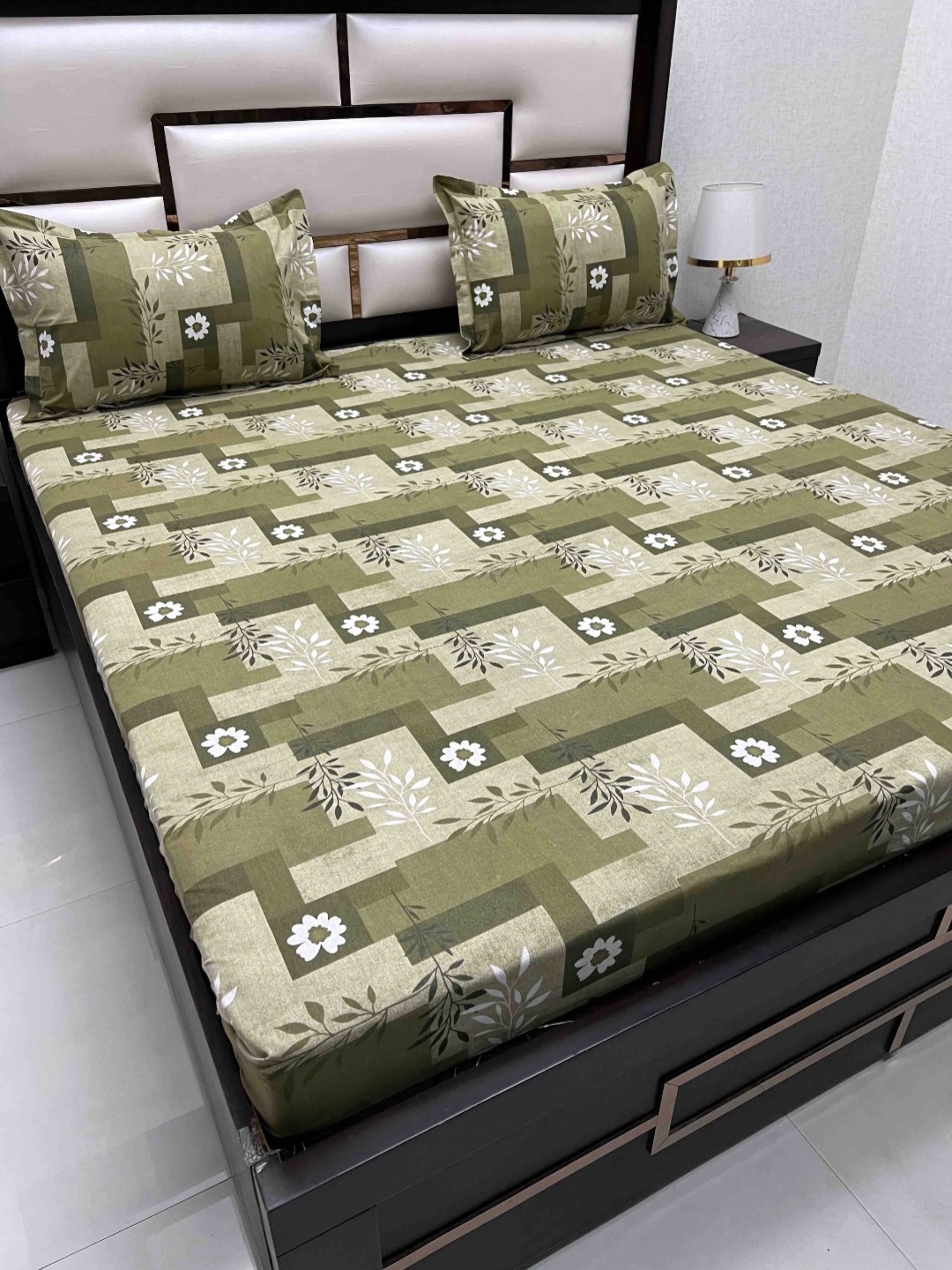 

Pure Decor Passion Green & White Printed 260 TC Cotton Queen Bedsheet with 2 Pillow Covers