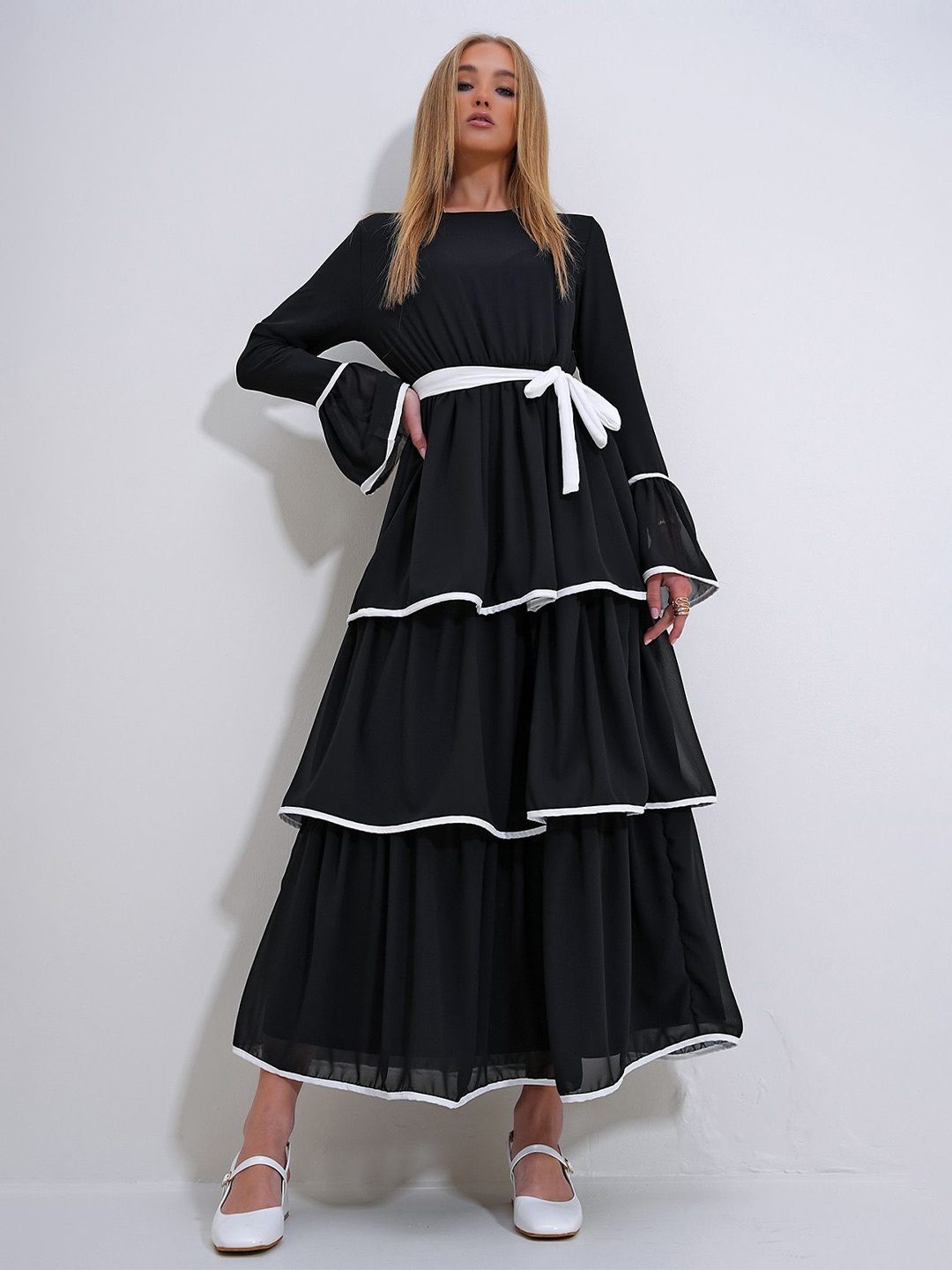 

Trend Alacati stili Bell Sleeve Layered Maxi Dress, Black