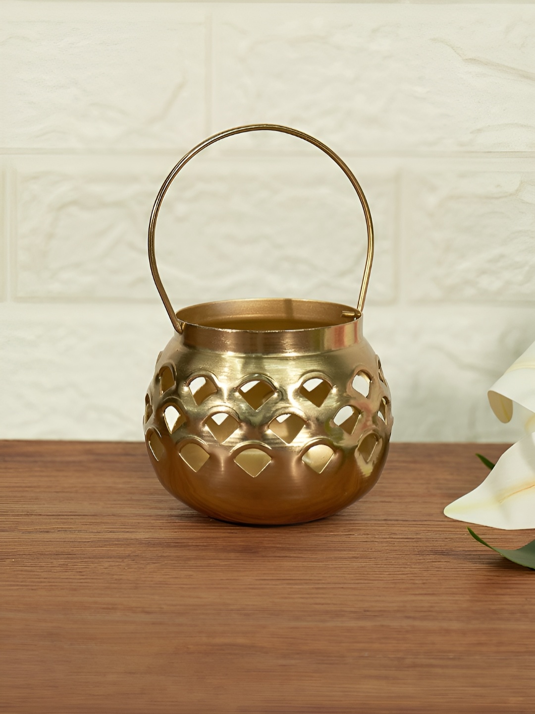 

Living scapes by Pantaloons Gold-Toned Textured Candle Holder