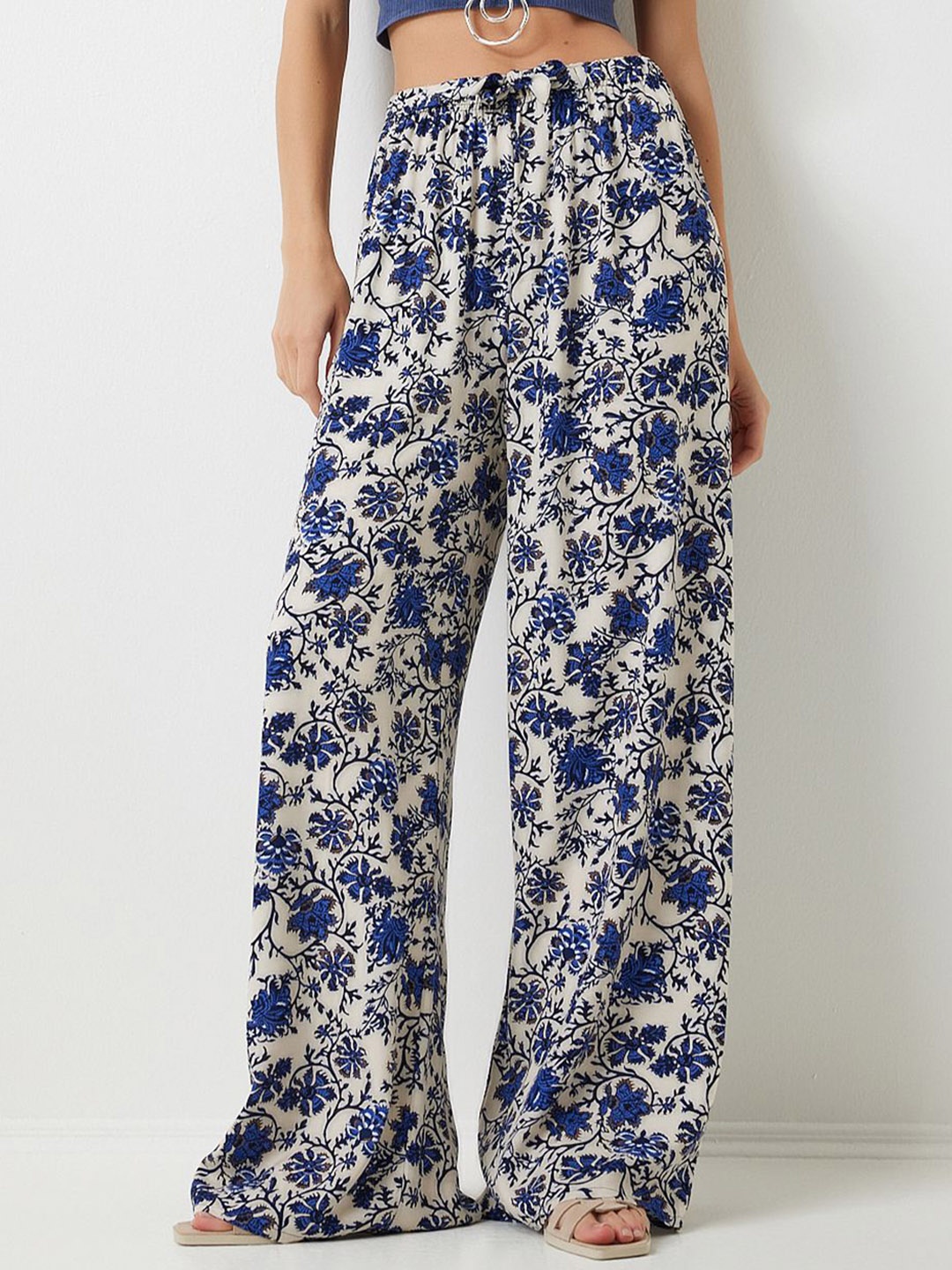 

Happiness istanbul Women Floral Printed Loose Fit Trousers, White